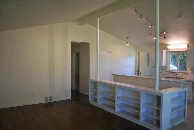 Building Photo - 2830 Hillhaven Ct SE