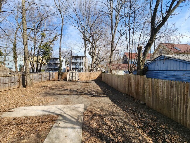 Building Photo - 425 Huntington St