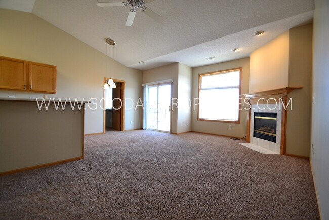 Building Photo - 2 Bedroom condo with 1 3/4 baths - 1 car g...