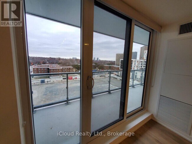 Building Photo - 225 Sumach St