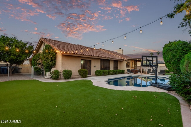 Building Photo - 2555 N Tamarisk St