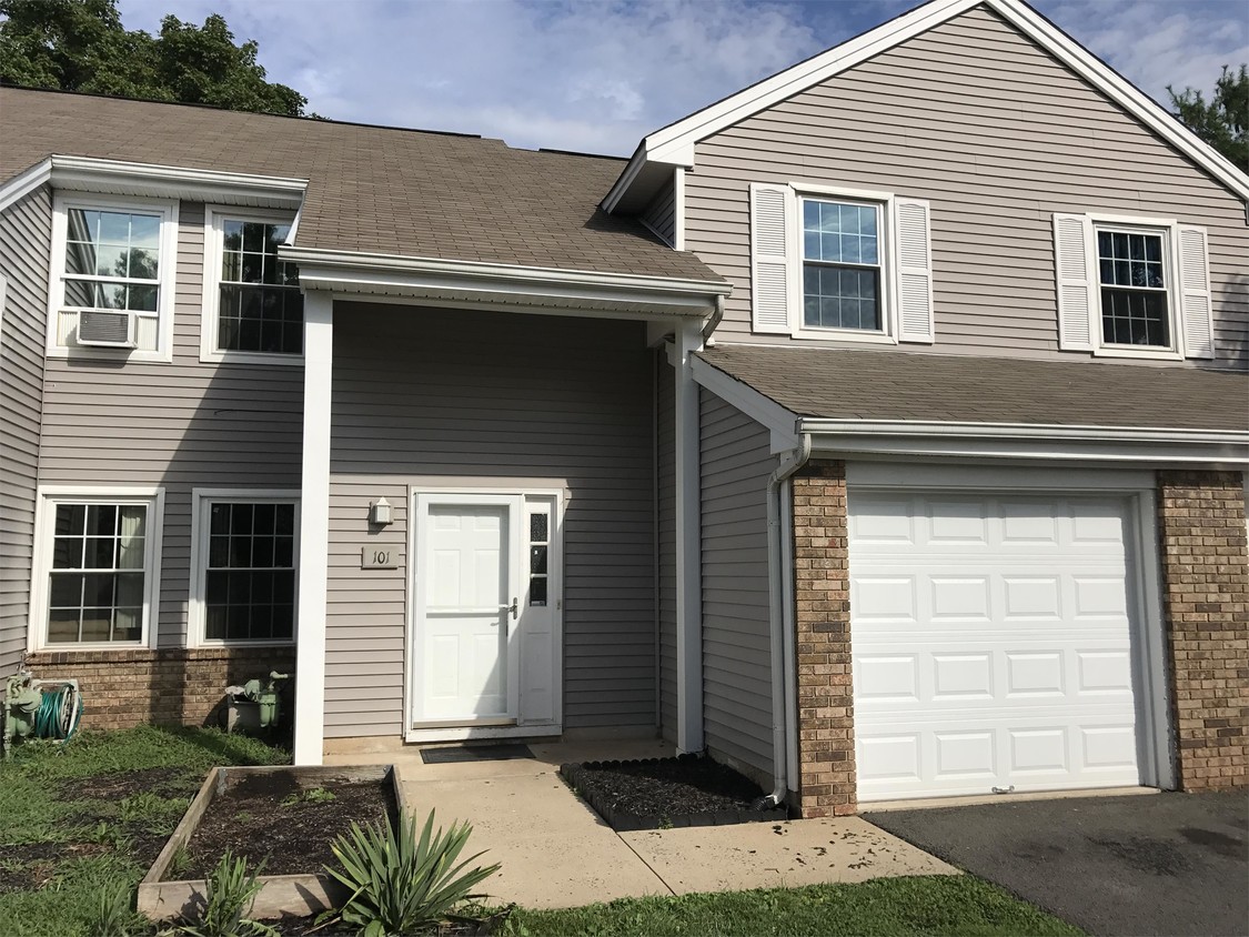 Foto principal - 101 Renaissance Ln