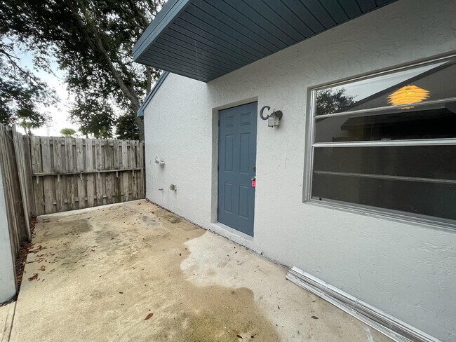 Building Photo - 2013 Oleander Blvd