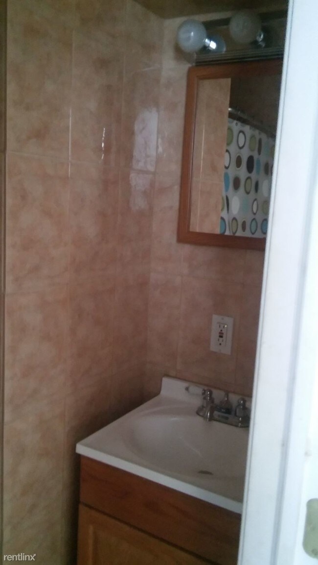 Building Photo - 68 Diamond St