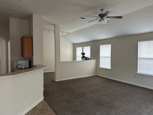 Foto del edificio - College Station - 3 bedroom - 2 bath - Garage and fenced in yard.