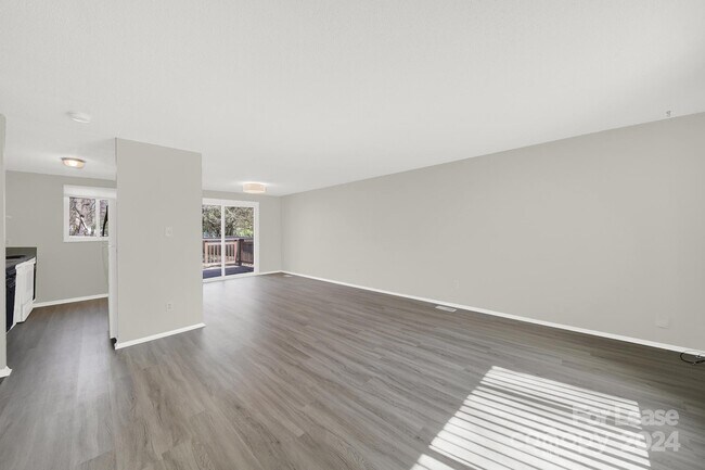 Building Photo - 6230 Holly Knoll Dr