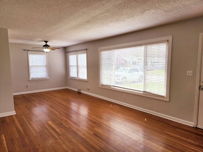 Building Photo - Charming Bunglow in Delaware Neighborhood Close To MSU & Mercy Hospital