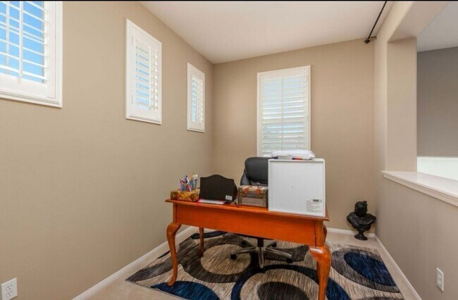 Building Photo - Spacious 5BR House in Palmdale