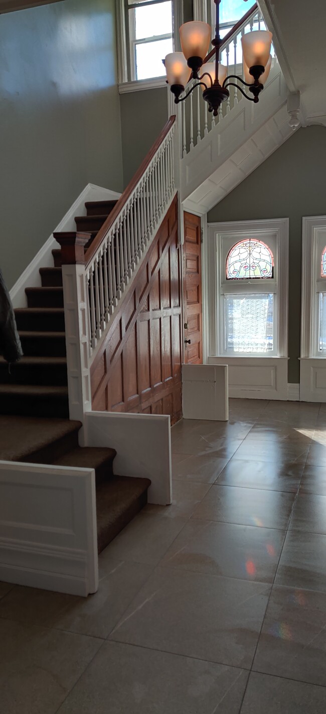 common area/entrance - 102 Garfield St