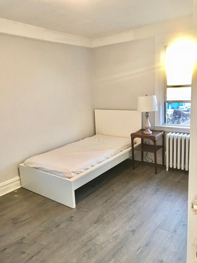 Bedroom 3 - 652 E 51st St