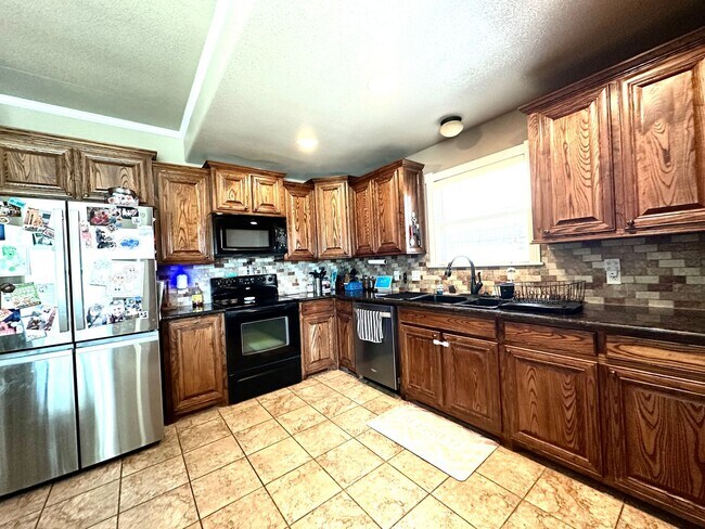 Building Photo - 4Bed/2Bath with Spacious Backyard