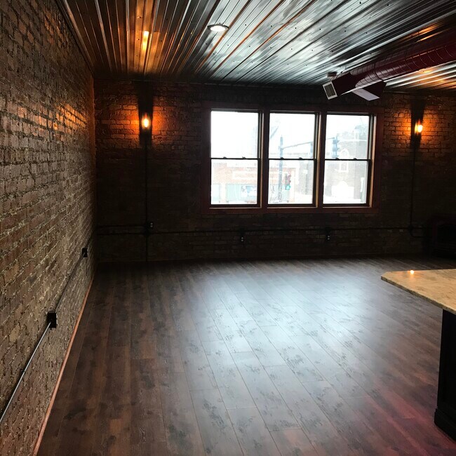 Living room/Kitchen - 345 Lincoln Way W