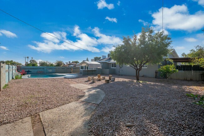 Building Photo - Spacious 6-Bedroom, 3-Bath Pool Home Near ASU Campus