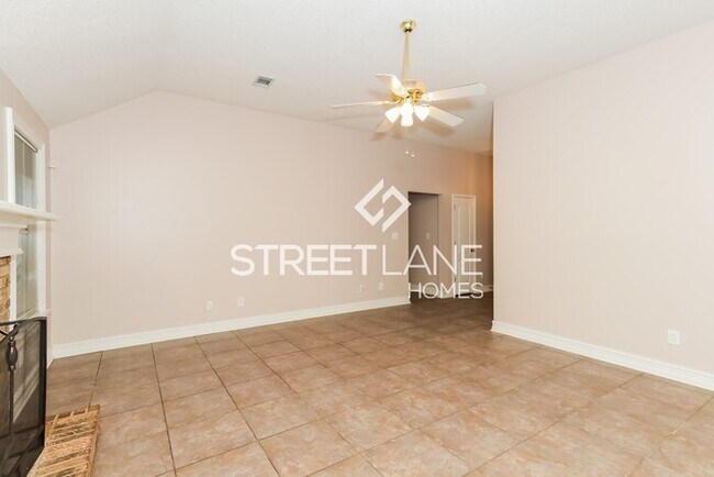 Foto del edificio - REDUCED! - NOW OFFERING FIRST FULL MONTH F...