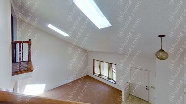 Building Photo - 144 Willow Pl S