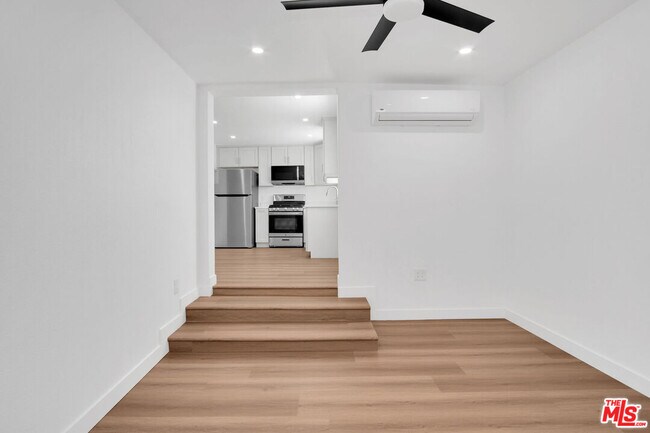Foto del edificio - 677 E Kingsley Ave