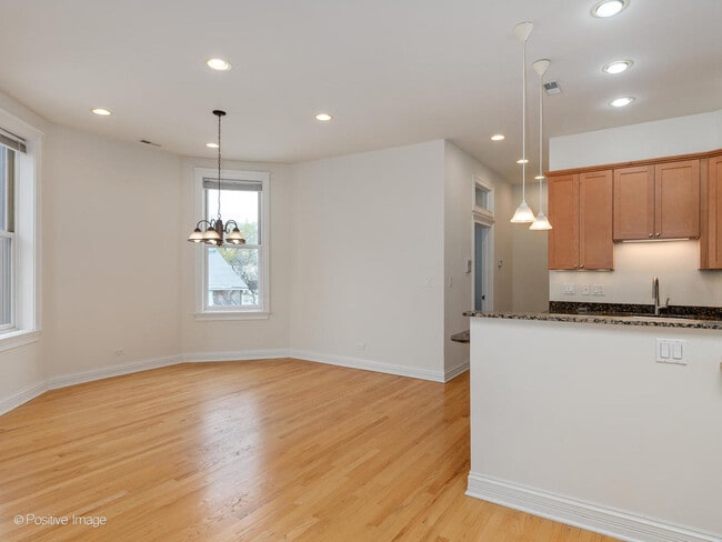 Building Photo - 709 W Diversey Pkwy