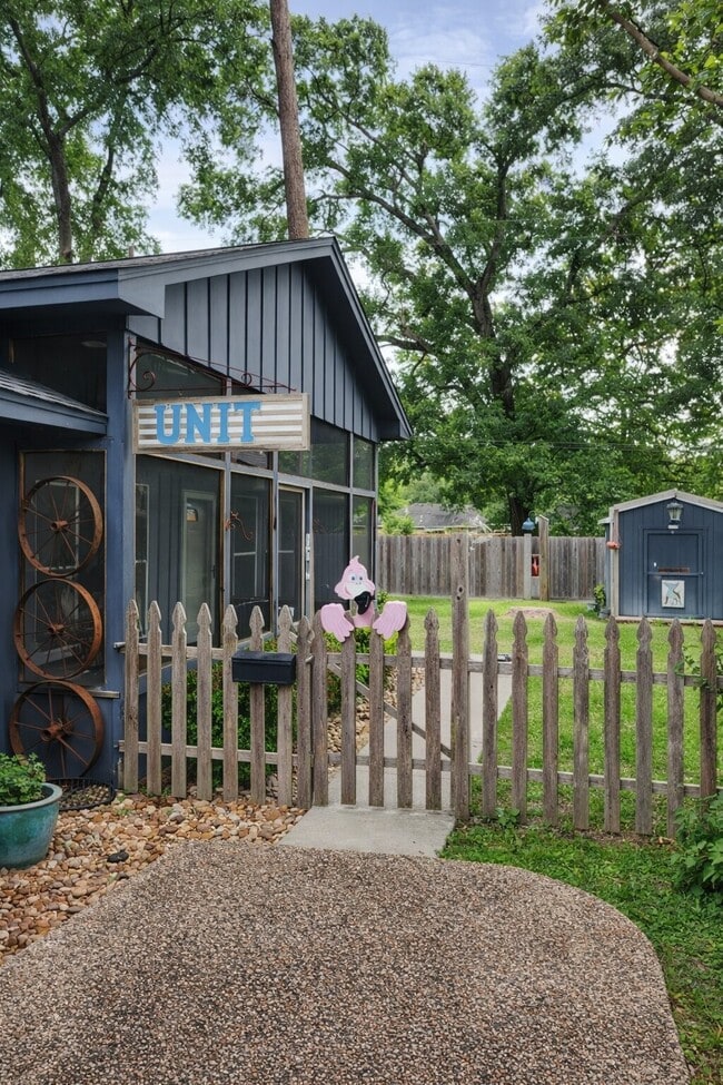 Building Photo - 1604 Hailey St