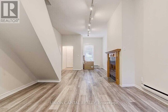 Photo du bâtiment - 928 Eastern Ave