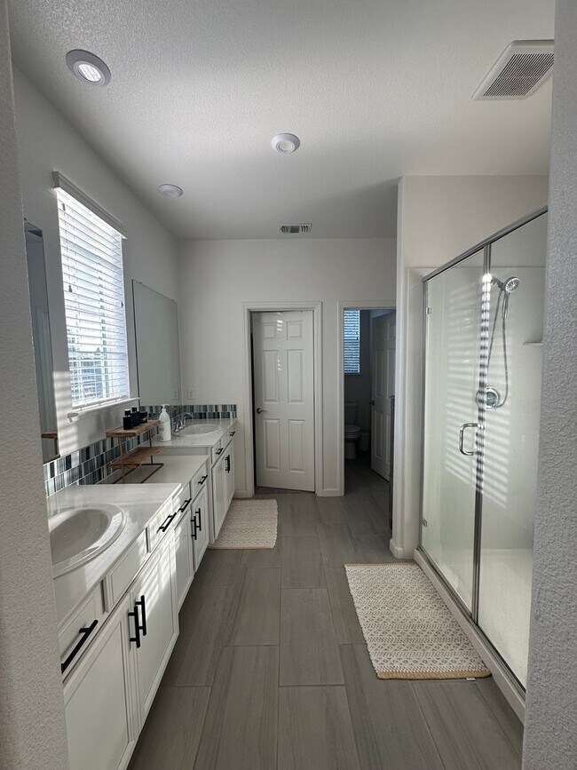 Foto del edificio - Modern Elegance in Roseville: Spacious 4 Bed, 3 Bath Home in Top School District!