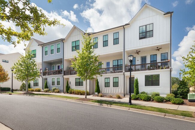 Foto del edificio - Stylish End-Unit Townhome Minutes From Gra...