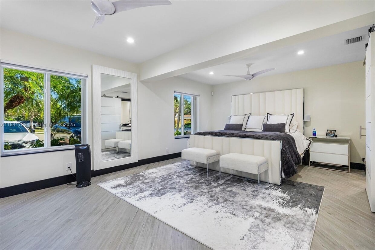 Foto principal - 517 S Riverside Dr