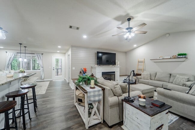 Building Photo - Charming 4 bedroom, 3 bathroom with lots of outdoor living space.
