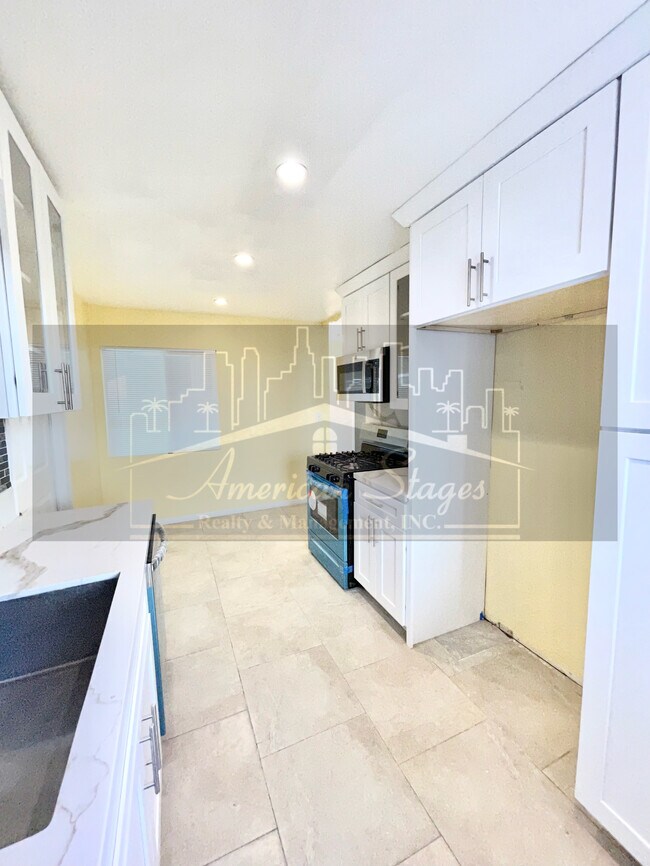 Building Photo - 3355 Via Dona