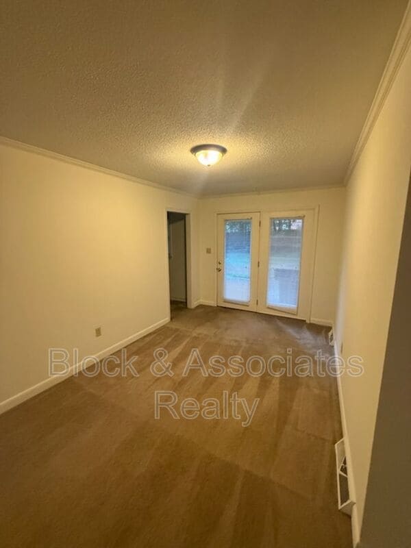 Foto del edificio - 629 Mountain Rd