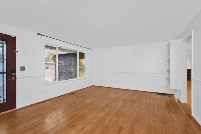 Building Photo - South Rose Hill 4 Bedroom with Entertainment Deck