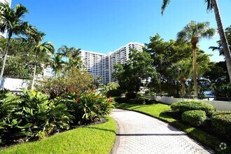 Building Photo - 2500 Parkview Dr