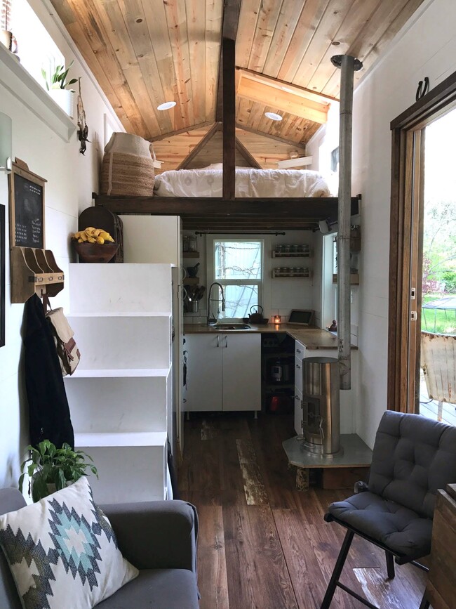 Building Photo - 325 N Sunset St