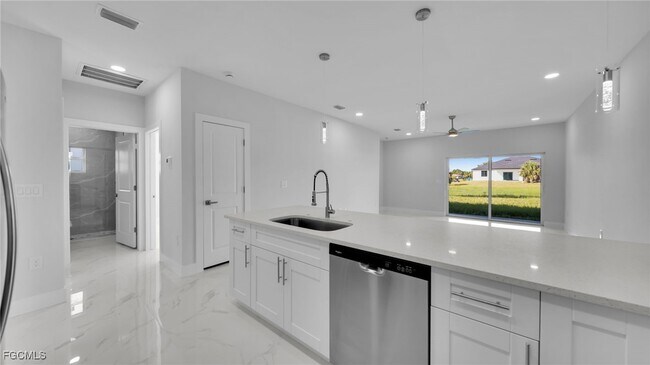 Foto del edificio - 2405-2407 Xelda Ave N