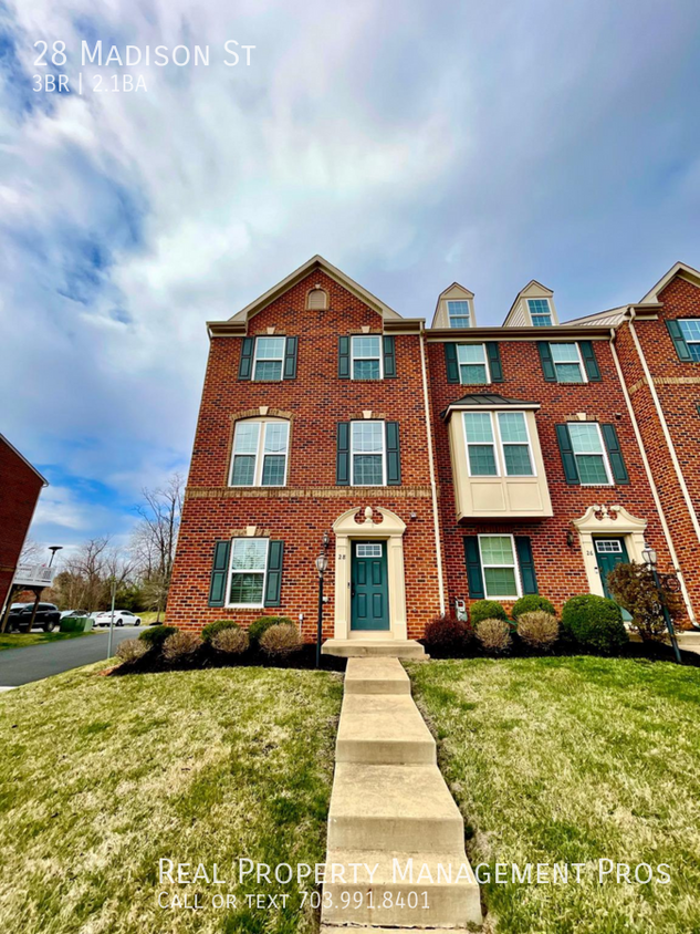 Primary Photo - Brick End Unit Townhome in Old Town Warren...