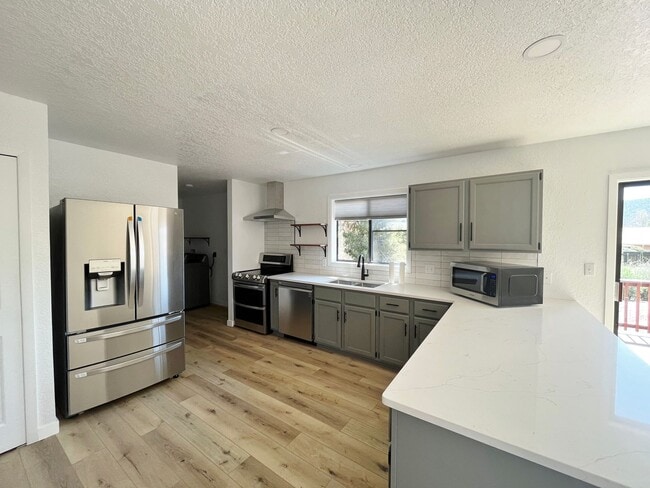 Building Photo - HOUSE - VILLAGE OF OAK CREEK