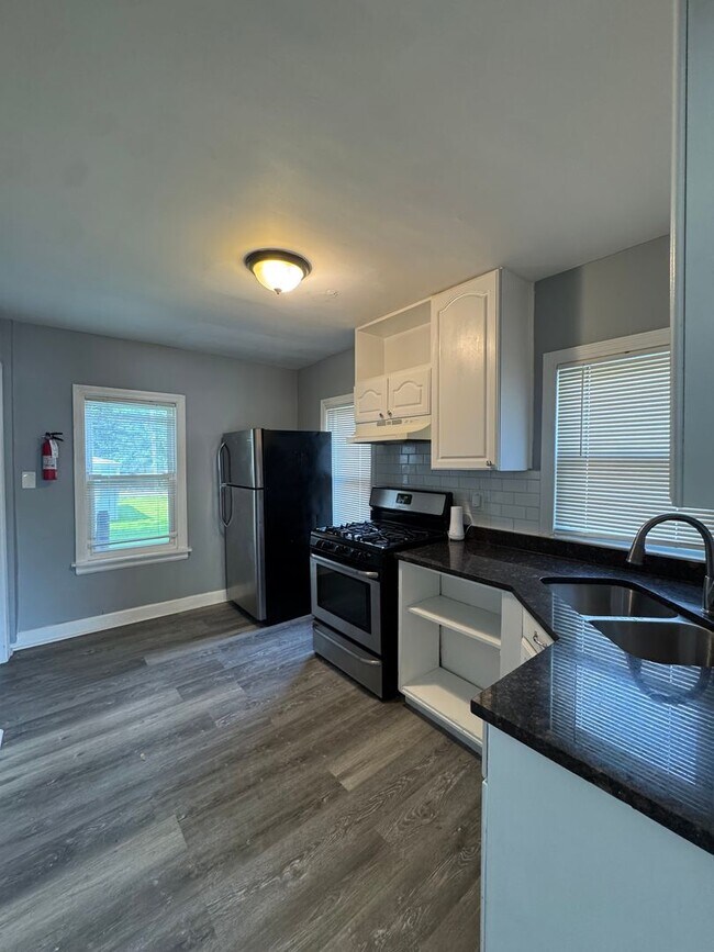 Foto del edificio - 2 Bedroom 1 Bathroom house in Calumet Park...