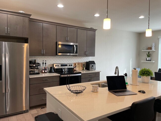 Building Photo - Beautiful 3 Bed 2 Bath Townhouse with W/D ...