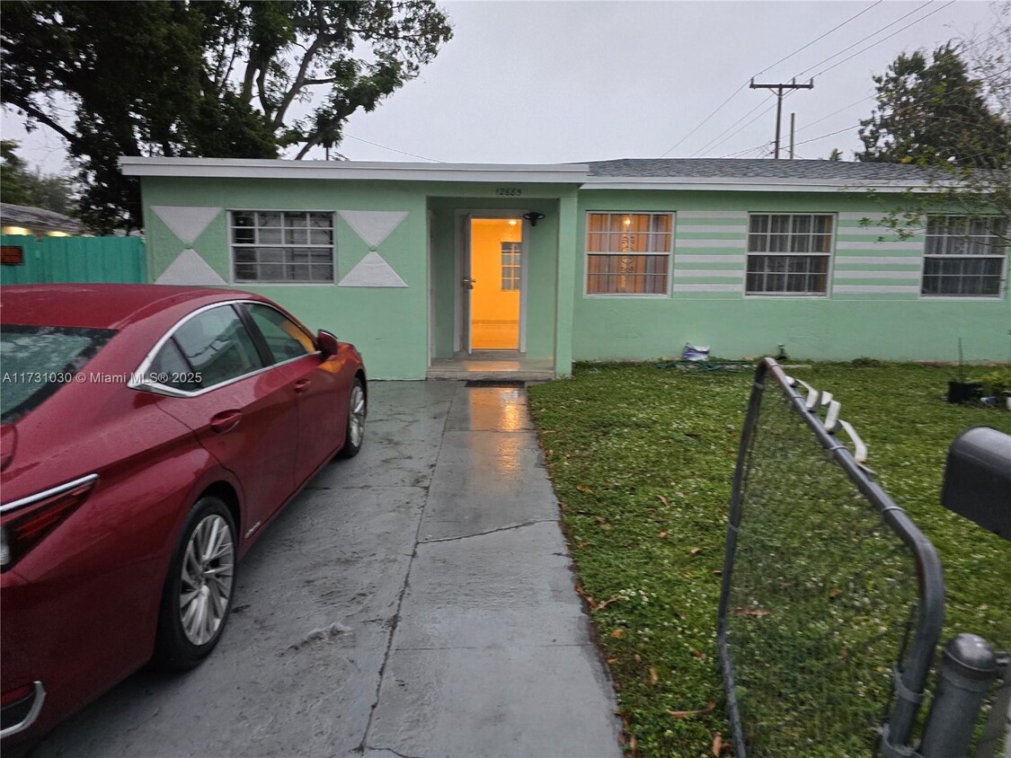 Foto principal - 12685 NW 12th Ave