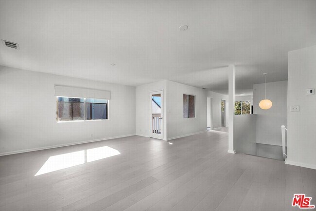 Foto del edificio - 466 S Venice Blvd