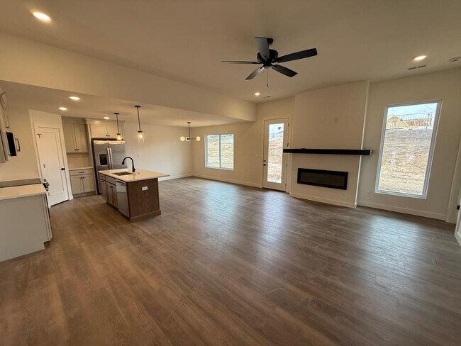 Foto del edificio - 5217 Whisper Dr