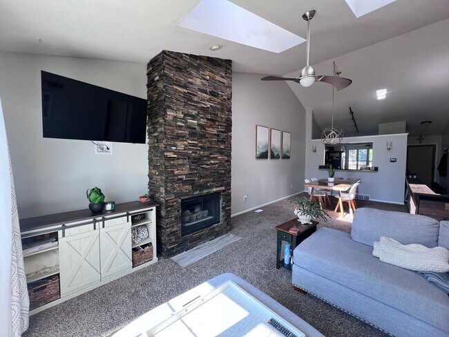 Foto del edificio - Spacious 3 bedroom Condo In Comstock Park