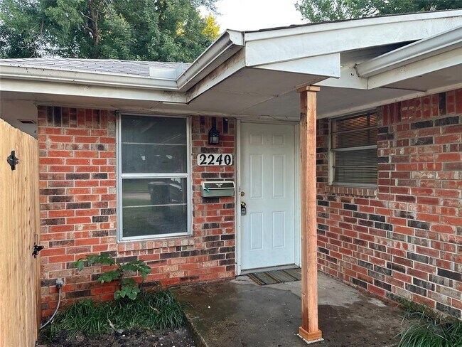 Building Photo - 2240 Donna Dr