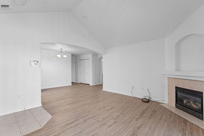 Foto del edificio - Bright and Spacious 2-Bedroom, 2-Bath Condo in South Loveland