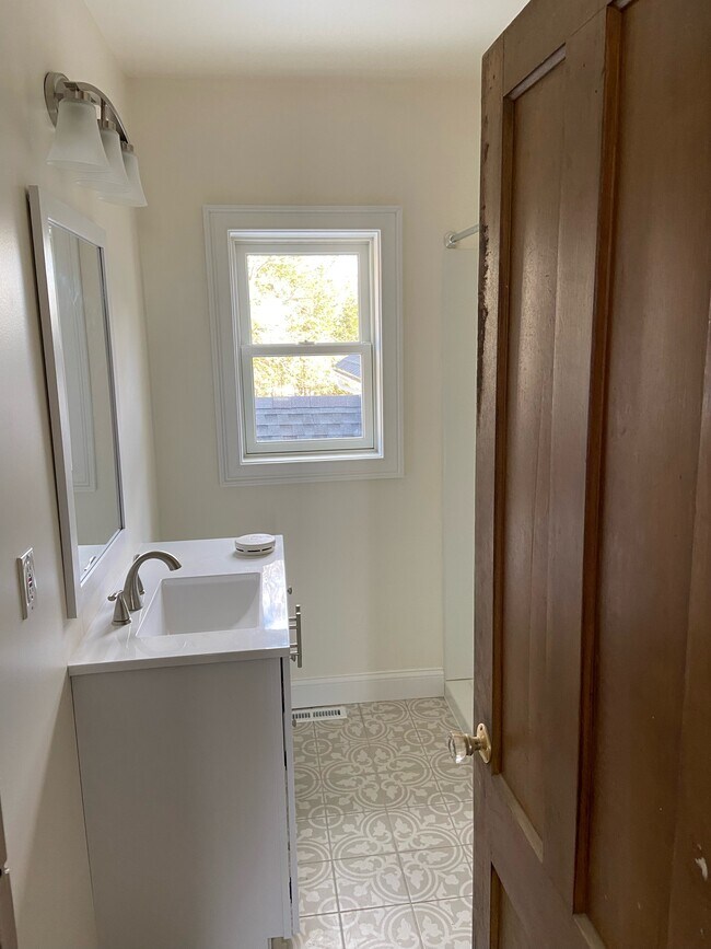 fully remodeled bathroom - 138 Skokorat St