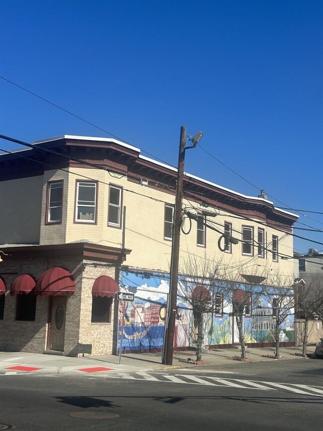 Building Photo - 1022 Broadway