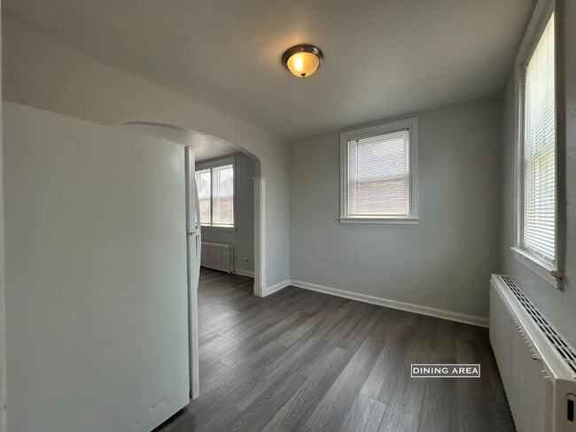 Building Photo - 1033 Fanshawe St