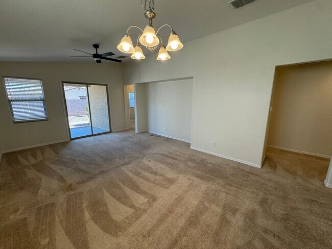 Foto del edificio - 4 Bedroom - 2 Bath - 1760 Sq. Ft - Beautiful New Built Home - Glendale