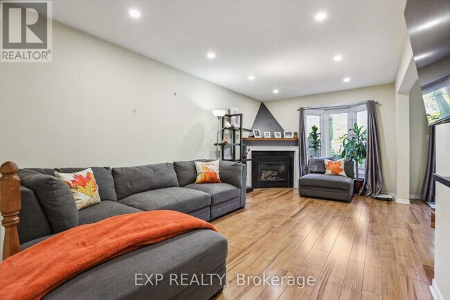 Building Photo - 2 Royalwood Ct