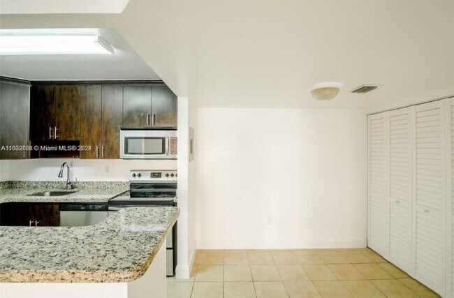Foto del edificio - 7130 NW 179th St
