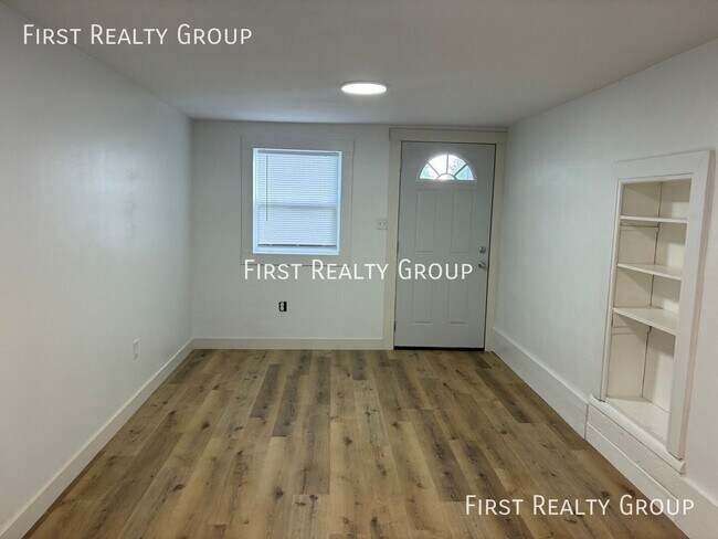 Building Photo - 104 1/2 E. Pearl Street-